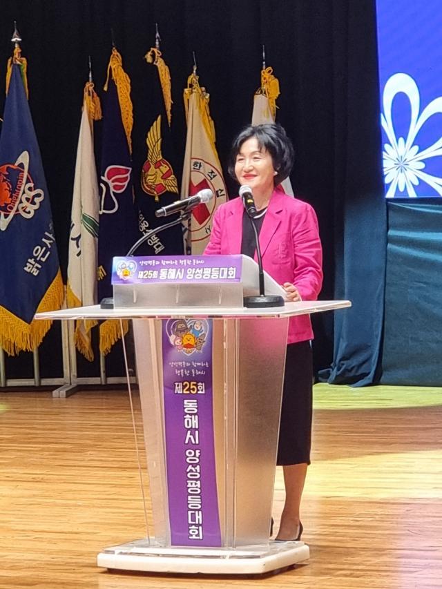 동해시여성단체협의회 김행숙 회장이 대회사를 진행하고 있다 사진이동원 기자