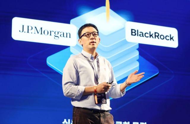 전선익 팩트블록 대표가 23일 서울 워커힐 호텔트에서 열린 ‘코리아블록체인위크 2025KBW2025’ 메인 컨퍼런스 ‘임팩트KBW2025IMPACT’에서 개회사를 하고 있다사진팩트블록