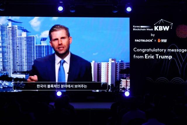 도널드 트럼프 미국 대통령의 차남 에릭 트럼프가 23일 서울 워커힐 호텔에서 열린 ‘코리아블록체인위크 2025KBW2025’ 메인 컨퍼런스인 ‘임팩트KBW2025IMPACT’ 오프닝 무대를 통해 영상 축사를 하고 있다사진팩트블록