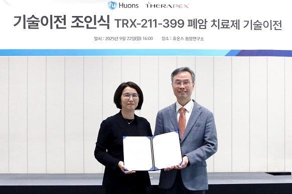 왼쪽부터박경미 휴온스 부사장과 이구 테라펙스 대표가 지난 22일 기술이전 계약을 체결하고 기념사진을 촬영하고 있다사진휴온스 
