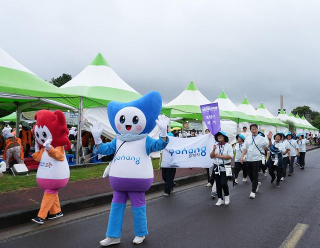 제18회 제주 해녀축제에서 숨비행렬 기념 퍼레이드를 진행 중인 참가단 사진경상북도문화관광공사