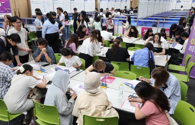 Sinh viên quốc tế tại Hội chợ việc làm dành cho du học sinh người nước ngoài Busan 2025 được tổ chức tại Trung tâm triển lãm BEXCO 2 ở Haeundae-gu Busan ẢnhYonhap News