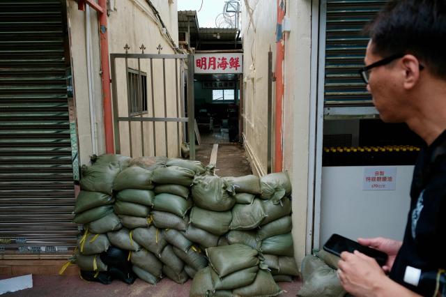 홍콩의 한 주택가 골목에 슈퍼태풍에 대비해 쌓인 모래주머니 AFP 

