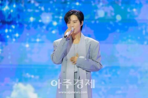 [포토] 더쇼 무대오른 김희재