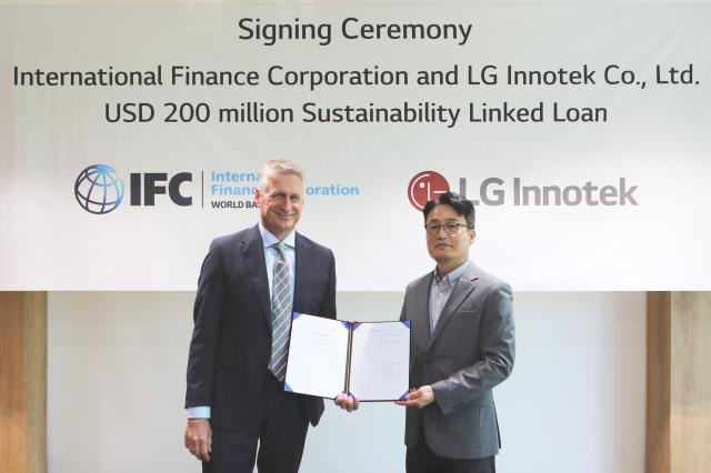 박지환 LG이노텍 CFO전무∙오른쪽와 카르스텐 뮐러 IFC 제조업∙농업∙서비스 부문 아시아태평양 지역산업담당국장이 최근 서울 강서구 마곡 ISC에서 열린 지속가능성연계대출SLL 체결 기념 촬영을 하고 있다 사진LG이노텍