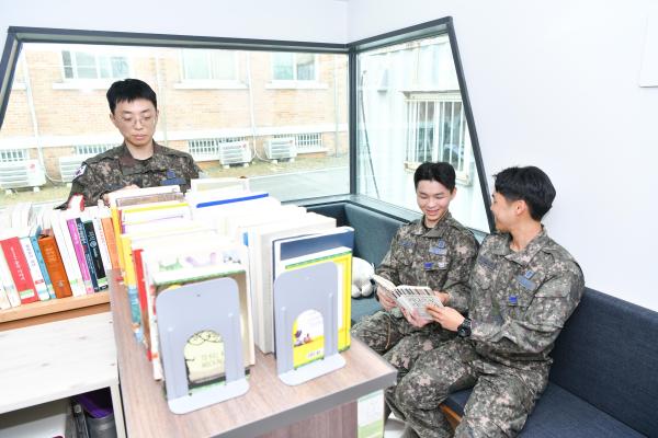 장병들이 청춘책방에서 책을 읽고 있는 모습 사진롯데그룹