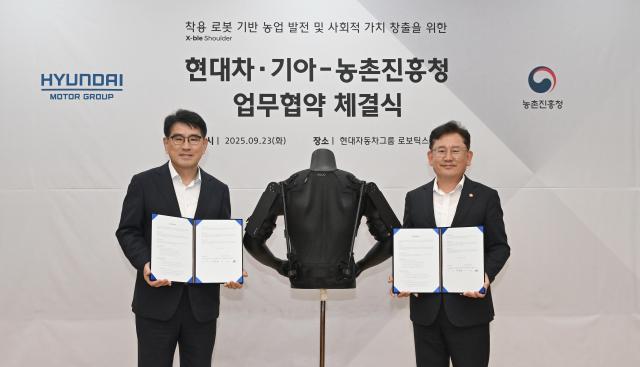 현대차·기아 RD본부장 양희원왼쪽 사장이 23일 이승돈 농촌진흥청 청장과 착용 로봇 기반 농업 발전 및 사회적 가치 창출을 위한 업무협약을 체결했다사진현대차