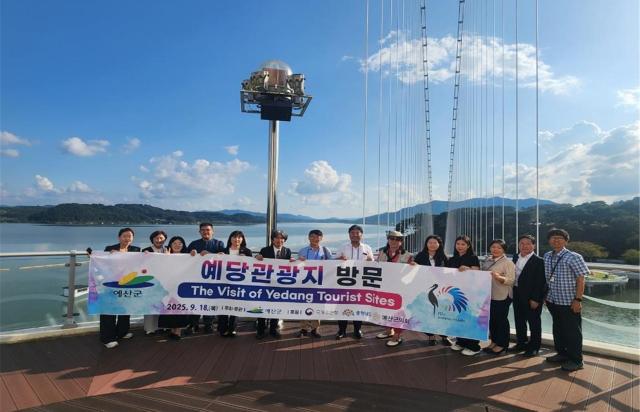 예당호 전망대와 출렁다리를 둘러보는 해외 방문단 모습사진예산군
