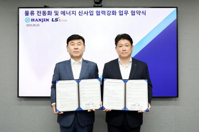 김대근 LS이링크 대표오른쪽와 노삼석 주한진 대표이사 사장이 물류 인프라 전동화 및 전력 신사업 협력 강화를 위한 업무협약을 체결하고 기념사진을 촬영하고 있다