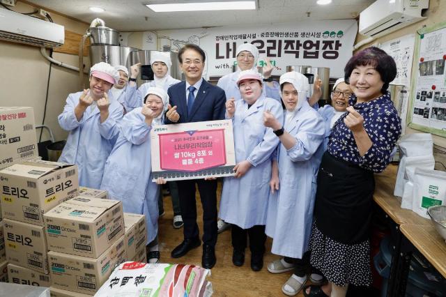이동환 고양시장사진 가운데이 지난 23일 고양시 덕양구에 위치한 ‘나너우리작업장’을 방문해 후원 물품을 전달하고 근로자들과 기념촬영을 하고 있다 사진고양시