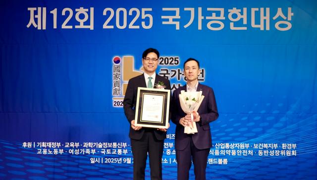 왼쪽부터 성태문 iM금융지주 그룹가치경영총괄 부사장과 허재룡 ESG전략경영연구소 부장 사진iM금융
