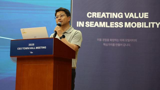 지난 23일 경기도 의왕시 현대위아 의왕연구소에서 열린 2025 CEO 타운홀 미팅 중 권오성 현대위아 대표이사가 발언을 하고 있다 사진현대위아