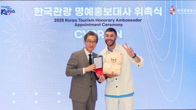 한국관광 명예홍보대사 위촉식에서 김남천 관광콘텐츠전략본부장 직무대리왼쪽와 크리에이터 시프리가 사진 촬영을 하고 있다 사진한국관광공사