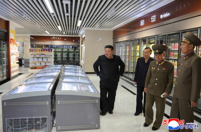 김정은 북한 국무위원장이 지난 23일 준공을 앞둔 평양종합병원을 시찰했다고 조선중앙통신이 24일 보도했다 사진연합뉴스