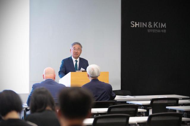 정진호 대표변호사가 개회사를 낭독하고 있다 사진법무법인 세종