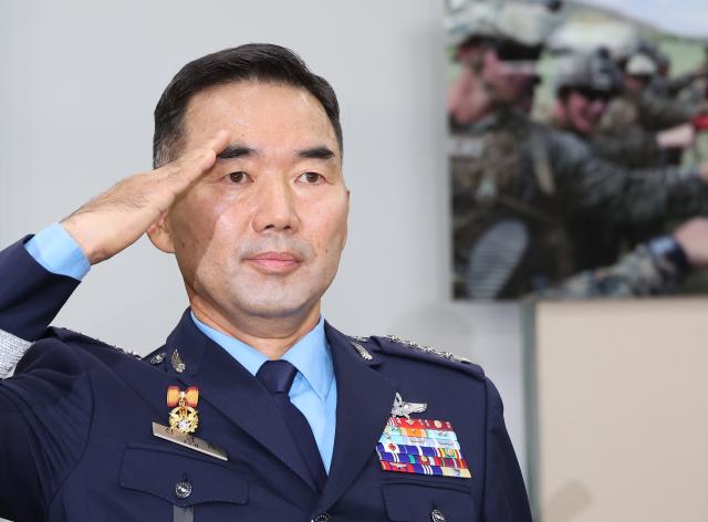 진영승 합동참모의장 후보자가 24일 서울 여의도 국회 국방위원회 전체회의에서 열린 인사청문회에서 경례하고 있다 사진연합뉴스