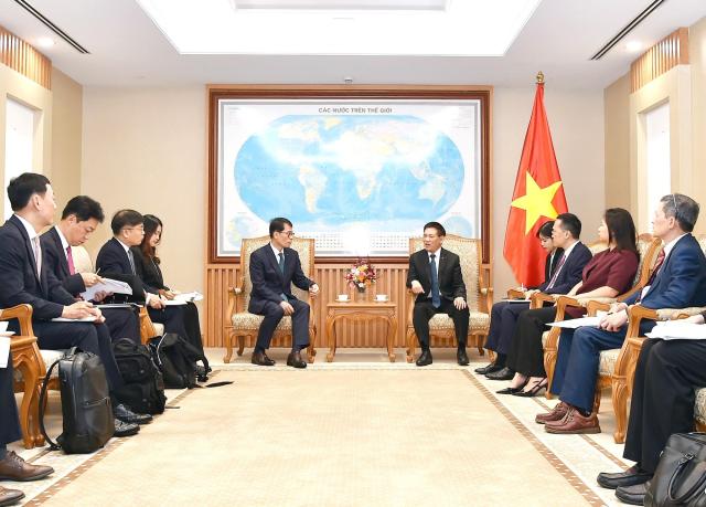 Phó Thủ tướng Chính phủ Hồ Đức Phớc tiếp ông Kim Sung Tae Chủ tịch kiêm Tổng Giám đốc điều hành Ngân hàng Công nghiệp Hàn Quốc IBK ẢnhVGP