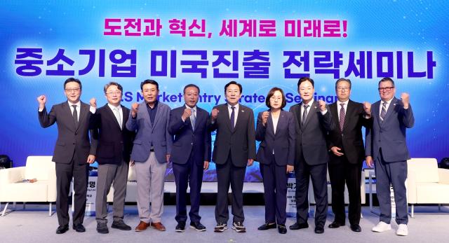 김기문 중소기업중앙회장가운데를 포함한 참석자들이 24일 제주롯데호텔에서 열린 중소기업 미국진출 전략 세미나에서 기념촬영을 하고 잇다 사진중소기업중앙회