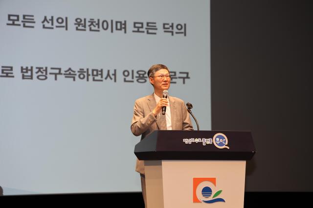 문형배 전 재판관이 지난 22일 전남 무안을 찾아  ‘청렴 법의 정신으로 다시 생각하다’를 주제로 진행하고 강의비 전액을 ‘고향사랑기부제’에 기탁하며 나눔을 실천했다사진김옥현 기자