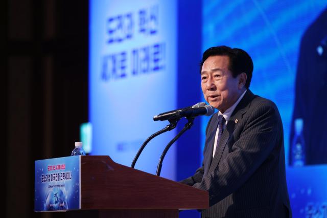김기문 중소기업중앙회이 24일 제주 롯데호텔 크리스탈볼룸에서 중소기업 미국 진출 전략세미나에서 발언하고 있다 사진중소기업중앙회