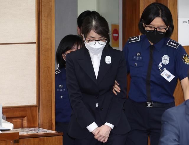 도이치모터스 주가조작과 명태균 공천개입 통일교 청탁·뇌물 수수 의혹 혐의 등으로 구속기소 된 김건희 여사가 24일 오후 서울 서초구 서울중앙지방법원에서 열린 첫 재판에 출석하고 있다 사진연합뉴스