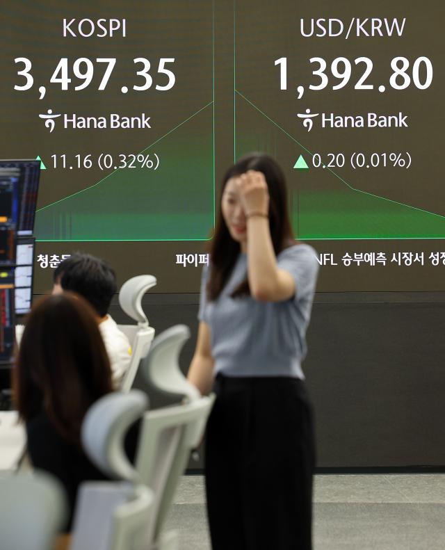 24일 오전 서울 중구 하나은행 본점 딜링룸 현황판에 3497포인트를 돌파한 코스피지수가 표시돼 있다 사진연합뉴스