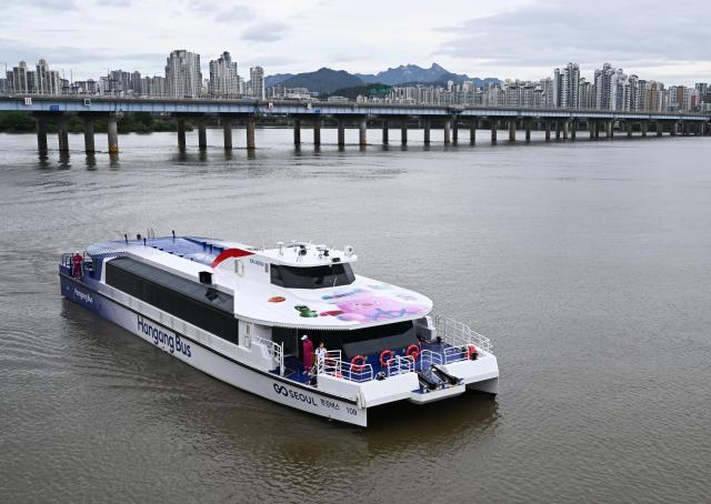 [단독] '930억' 쓴 한강버스, 화재에 취약…소화장비 밀봉돼 있었다