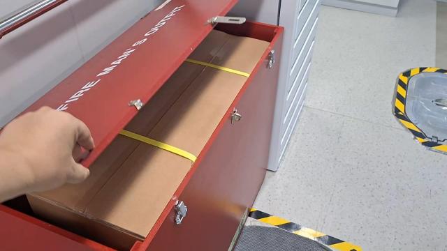 지난 23일 한강버스 103호 선실 안에 선박 화재 시 사용하는 소화장비Firemans outfit가 밀봉돼 있었다 사진정현환 기자