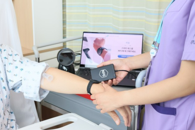 Y tá đang thu thập dữ iệu bệnh nhân tại Trung tâm thử nghiệm lâm sàng thông minh tại Bệnh viện Gwangmyeong thuộc Đại học Chung-Ang ẢnhBệnh viện Gwangmyeong