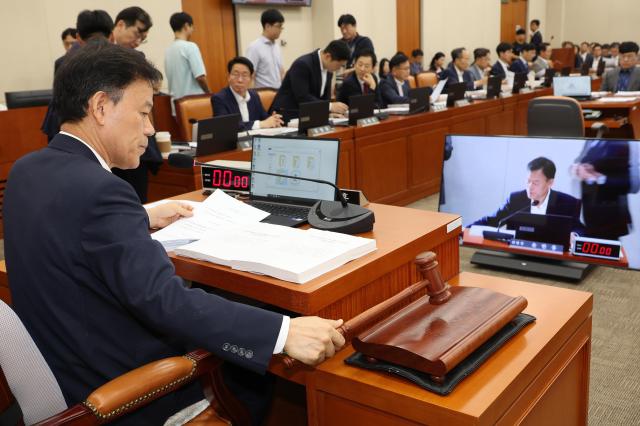 윤한홍 국회 정무위원장이 의사봉을 두드리고 있는 모습 사진연합뉴스
