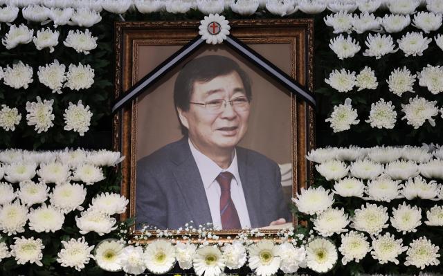 24일 오후 서울 서대문구 세브란스병원 장례식장에 마련된 고故 김홍업 김대중평화센터 이사장의 빈소에 고인의 영정이 놓여 있다 김 이사장은 고故 김대중 전 대통령의 차남으로 1997년 대선에서 부친의 당선을 도운 뒤 2004년 제17대 총선에 출마해 국회의원을 지냈다 사진연합뉴스