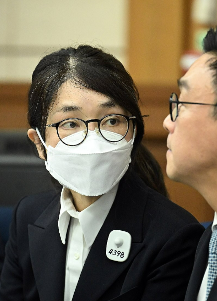 도이치모터스 주가조작 혐의와 통일교 금품수수 의혹 등으로 구속기소 된 김건희 여사가 24일 서울 서초구 서울중앙지법에서 열린 첫 재판에 출석 변호사와 대화하는 모습 사진연합뉴스