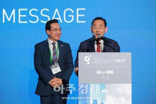 [포토] 2025 GGGF 축사 전하는 박홍근·주호영