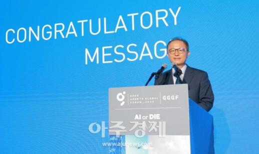 [포토] 2025 GGGF 축사 대독하는 ​​​​​​​이승렬 산업통상자원부 산업정책실장