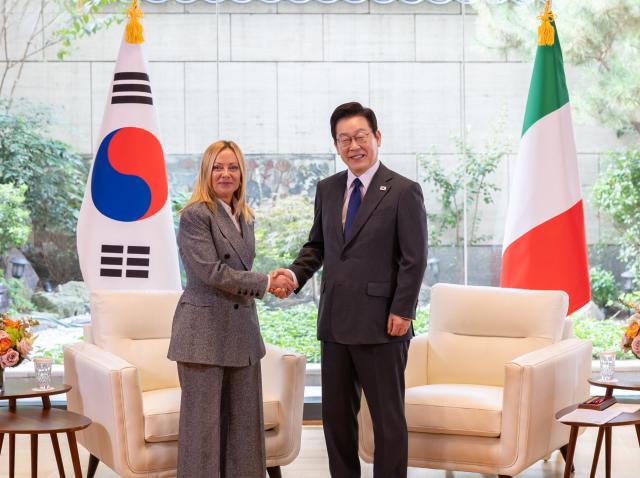이재명 대통령과 조르자 멜로니 이탈리아 총리가 24일현지시간 미국 뉴욕 주유엔대한민국대표부에서 정상회담에 앞서 악수하고 있다 사진연합뉴스 