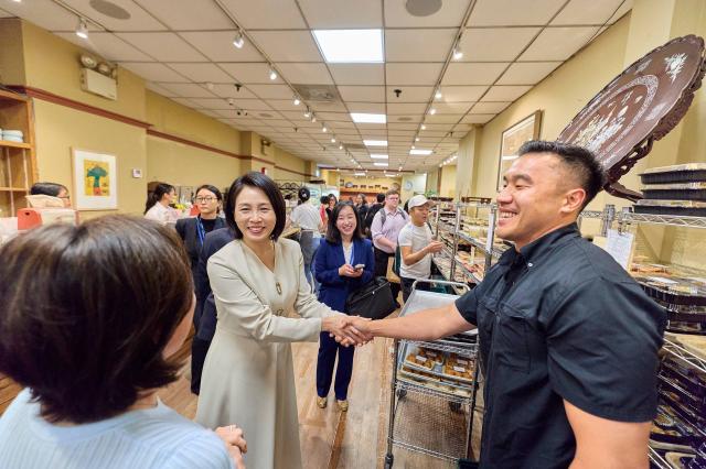 이재명 대통령과 함께 미국 뉴욕을 방문한 김혜경 여사가 23일현지시간 코리아타운의 한 반찬 가게를 방문해 현지 교민과 인사를 나누고 있다 사진연합뉴스 