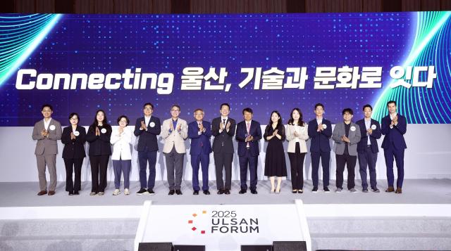 지난 24일 울산시 울주군 울산전시컨벤션센터UECO에서 열린 ‘2025 울산포럼’에서 최창원오른쪽 8번째 SK수펙스추구협의회 의장과 이윤철오른쪽 7번째 울산상공회의소 회장 등 주요 참석자들이 기념촬영을 하고 있다