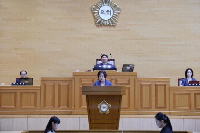 신안군의회의장 이상주는  24일 제330회 임시회에서 고인숙 의원이 대표 발의한 신안군 기본소득 기본 조례안을 채택했다사진신안군의회