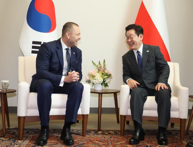 이재명 대통령과 카롤 나브로츠키 폴란드 대통령이 24일현지시간 미국 뉴욕 유엔본부에서 정상회담을 하고 있다 사진연합뉴스