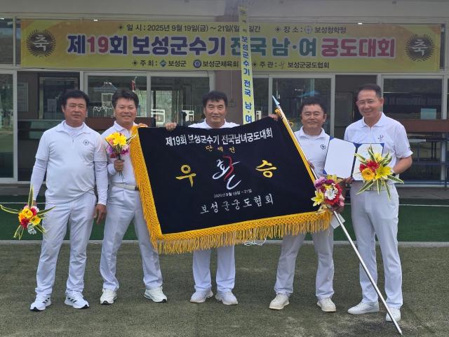 지난 19일부터 21일까지 전라남도 보성군 청학정에서 개최된 제19회 보성군수기 전국 남녀 궁도대회에서 무안군 숭덕정이 단체전 우승을 차지했다사진무안군