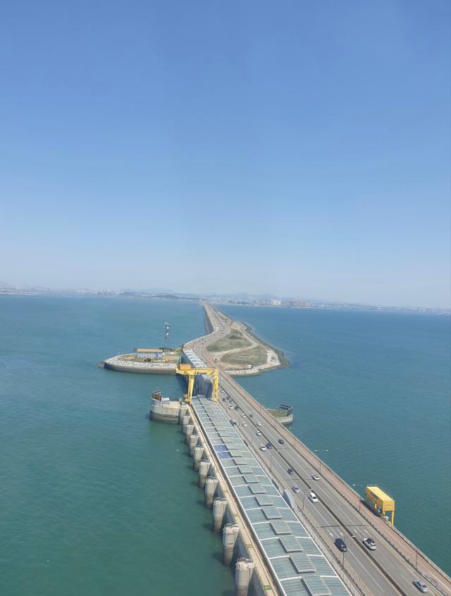 시화조력문화관 옆 달 전망대에서 바라본 시화호 일대와 시화조력발전소 사진한국수자원공사
