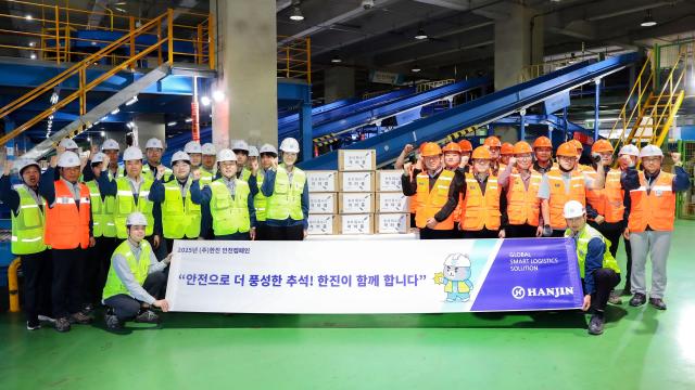 한진 임직원이 안전하고 원활한 추석 특수기 운영을 기원하며 기념촬영을 하고있다 앞줄 왼쪽 6번째부터 노삼석 한진 대표이사 사장 조현민 한진 사장 사진한진