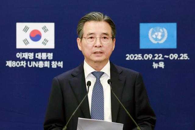 김용범 대통령실 정책실장이 24일(현지시간) 미국 뉴욕 유엔본부에서 이재명 대통령과 스콧 베선트 미국 재무장관 면담 관련 브리핑을 하고 있다.[사진=연합뉴스]