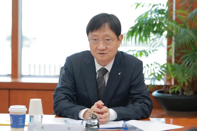 이찬진 금융감독원장이 23일 오후 서울 여의도 금융투자협회에서 열린 연구기관장 간담회에서 모두발언을 하고 있다 사진유대길 기자