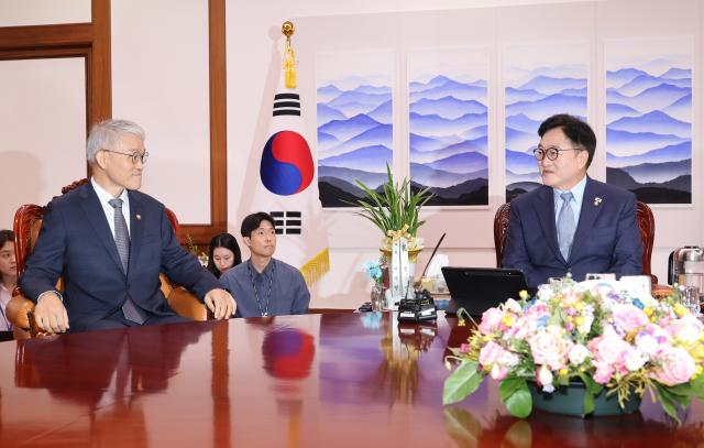 천대엽 법원행정처장 만난 우원식 국회의장
    서울연합뉴스 박동주 기자  우원식 국회의장이 24일 서울 여의도 국회에서 천대엽 법원행정처장을 만나고 있다 