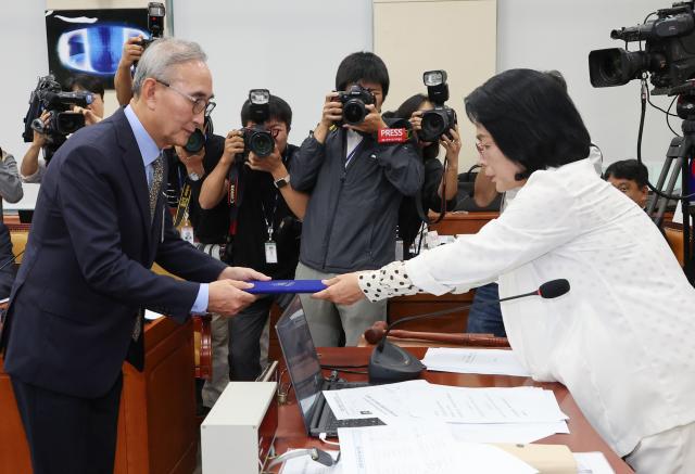 지난 24일 서울 여의도 국회 과학기술정보방송통신위원회에서 열린 통신·금융 대규모 해킹사고에 대한 청문회에서 김영섭 KT 대표이사가 증인선서 후 최민희 위원장에게 선서문을 제출하고 있다사진연합뉴스