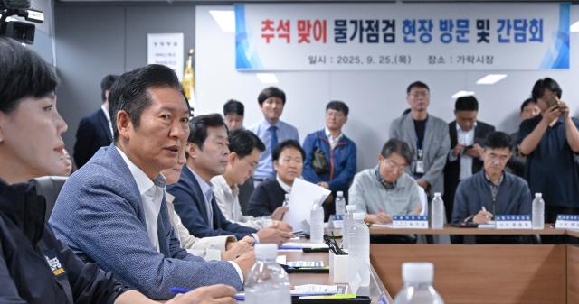 더불어민주당 정청래 대표가 25일 서울 송파구 가락시장 서울청과에서 열린 추석맞이 물가점검 현장 방문 및 간담회에서 발언하고 있다
