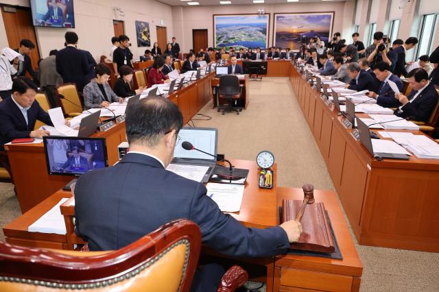 25일 서울 여의도 국회에서 열린 국토교통위원회 전체회의에서 맹성규 위원장이 의사봉을 두드리고 있다. 2025.9.25 [사진=연합뉴스]