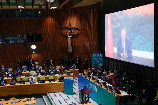 24일 시진핑 중국 국가주석이 뉴욕 유엔 본부에서 열린 기후정상회의에서 화상 연설하고 있다 AP 
