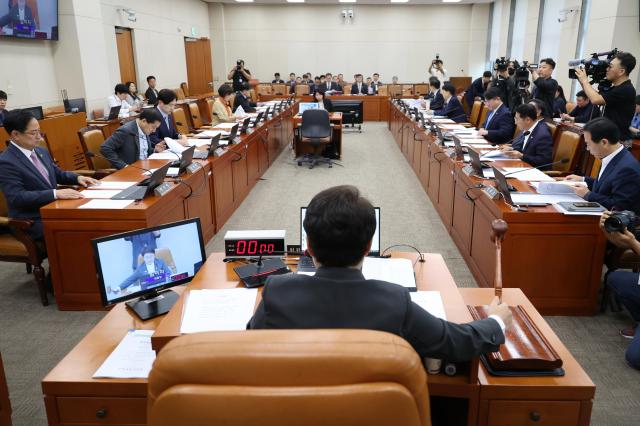 국민의힘 소속 임이자 국회 기획재정위원회 위원장이 25일  전체회의에서 담배사업법 개정안 등 안건을 상정하며 의사봉을 두드리고 있다 사진연합뉴스